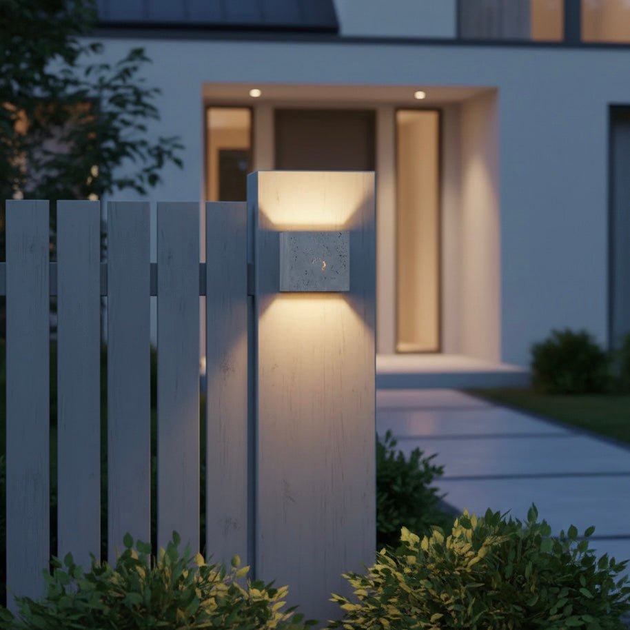 VERTIXA moderne Außenleuchte tagsüber an einer Hauswand, dezentes Design fügt sich nahtlos ein.
