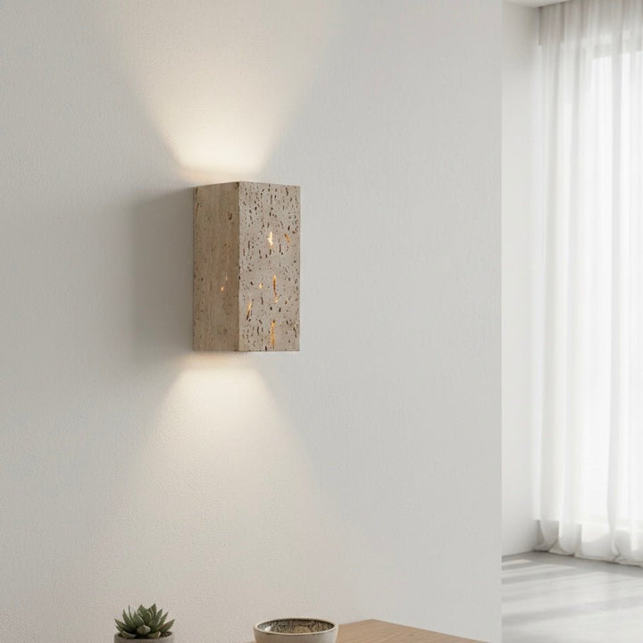 VERTIXA Outdoor Wandleuchte von der Seite, zeigt schlankes Profil und moderne Ästhetik.