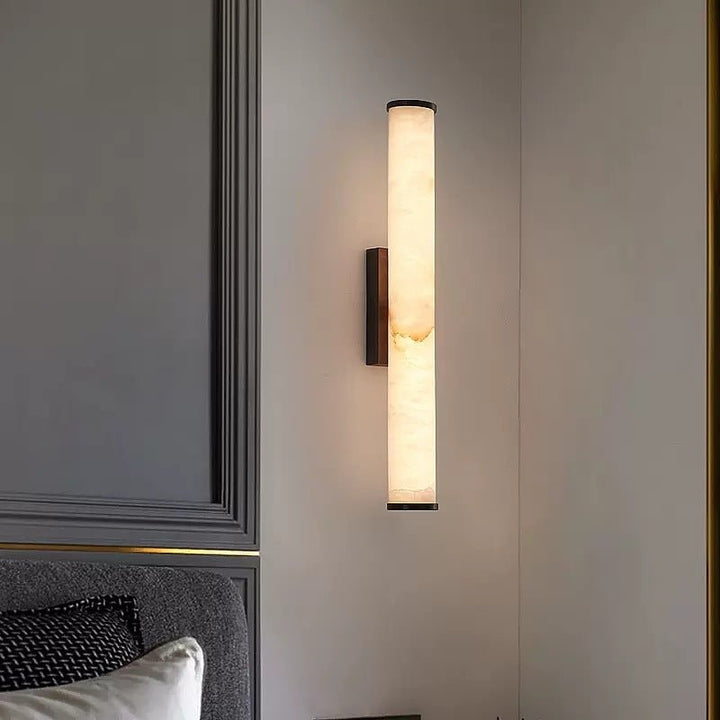 Hochwertige Wandlampe mit Marmor und Golddetails, warmweiße LED für moderne Innenbeleuchtung.