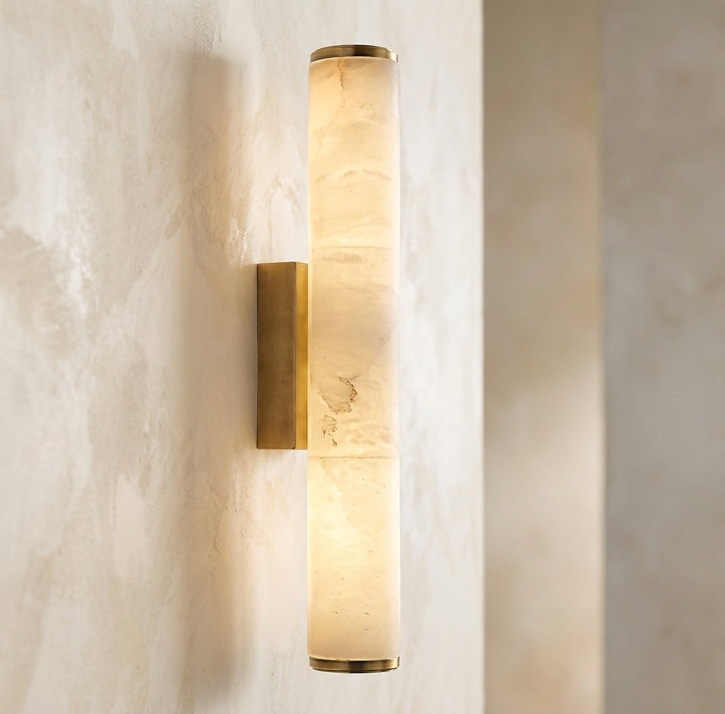 Elegante LED-Wandlampe in Marmoroptik und Gold, modernes Design für stilvolle Innenbeleuchtung.