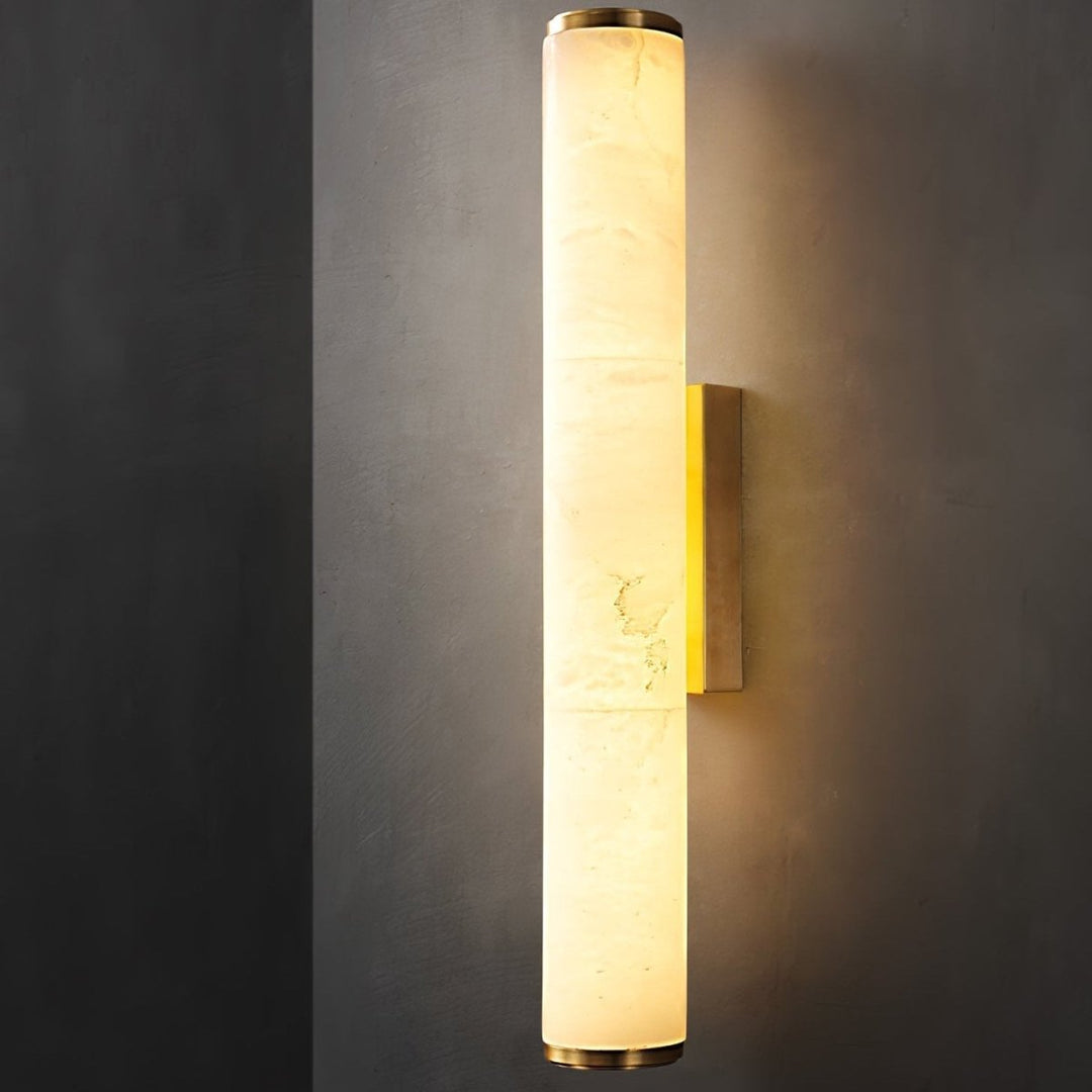Moderne Schlafzimmer-Wandleuchte im Marmorstil mit warmweißer LED, schafft gemütliches Ambiente.