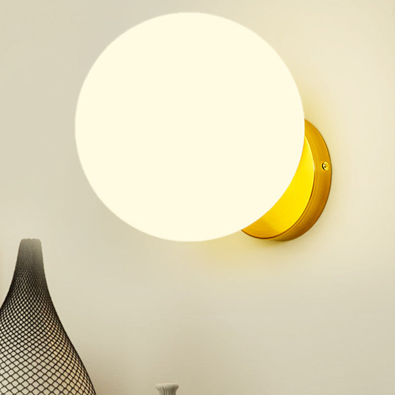 Dekorative Wandlampe für Wohnzimmer & Flur, mit mattem Lichtkugel und goldenem Sockel. Minimalistisches Design.