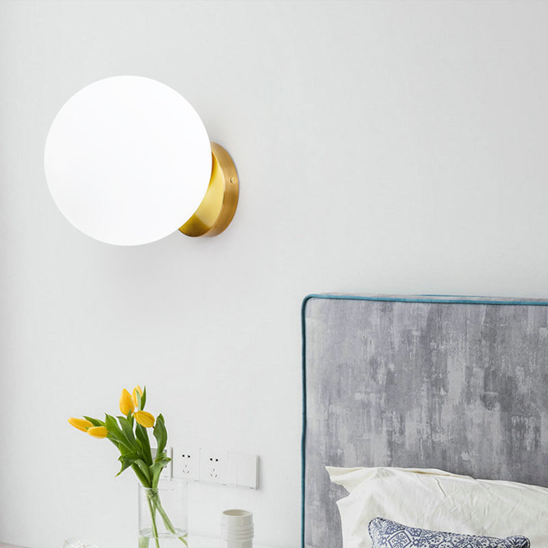Elegante Wandleuchte mit mattem Leuchtkugel & goldenem Sockel. Perfekt als Nachtlicht oder Akzentbeleuchtung.