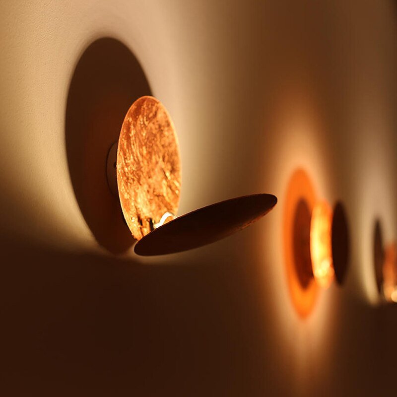 Elegante goldene LED-Wandleuchte Solaris als Designlampe für Wohnzimmer oder Schlafzimmer Ambiente.