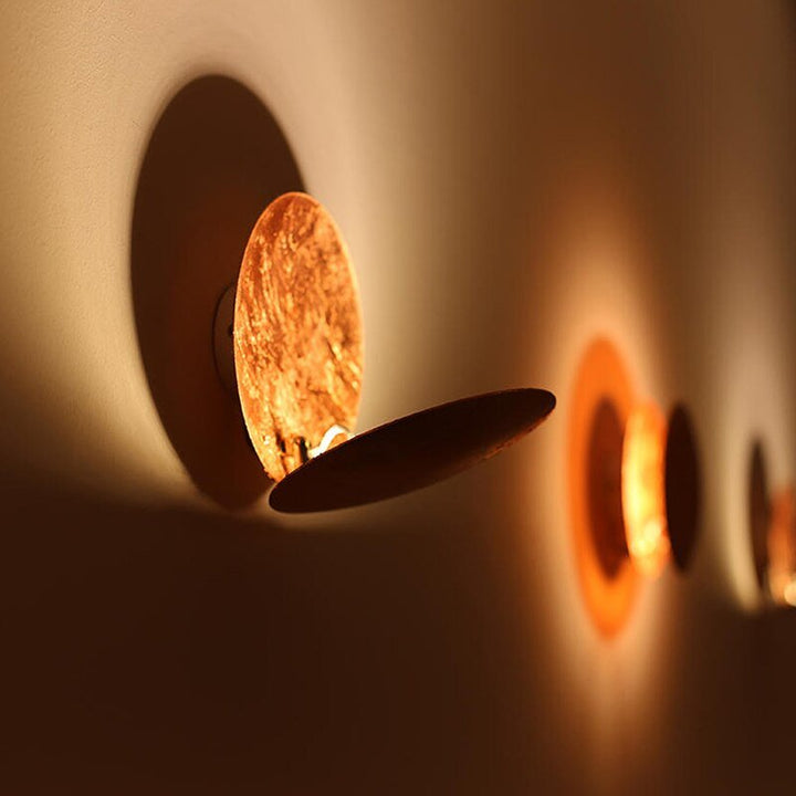 Elegante goldene LED-Wandleuchte Solaris als Designlampe für Wohnzimmer oder Schlafzimmer Ambiente.