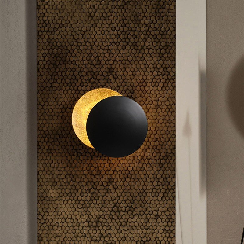 Einzigartige Sonnenfinsternis-Design Wandleuchte Solaris, moderne Lampe für gehobenes Wohnambiente.