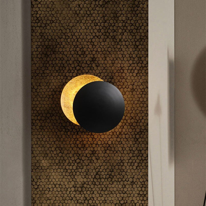 Einzigartige Sonnenfinsternis-Design Wandleuchte Solaris, moderne Lampe für gehobenes Wohnambiente.