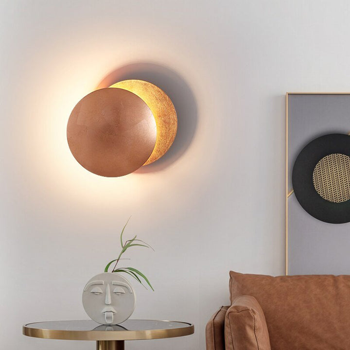 LED-Wandlampe Solaris in Kupfer-Optik, dekorative Beleuchtung schafft warmes Ambiente im Schlafzimmer.