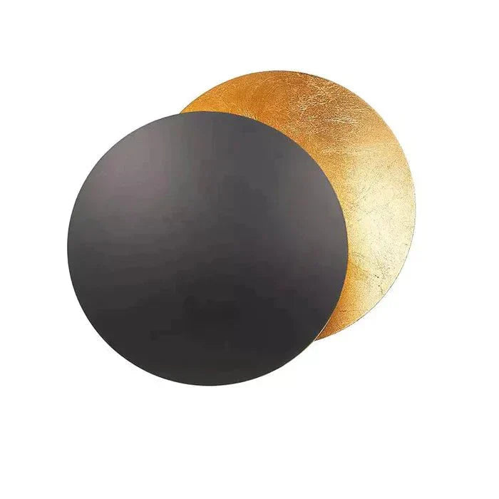 Runde Wandleuchte Solaris in Gold mit Sonnenfinsternis-Optik, ideale LED-Beleuchtung für moderne Räume.