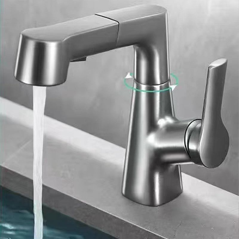 Moderne Waschtischarmatur mit ausziehbarem Sprühkopf für flexibles Badezimmer; hochwertiges Design.