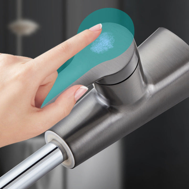 Weiße Waschtischarmatur mit ausziehbarem Sprühkopf für ein helles, modernes Badezimmer; Keramikventil.
