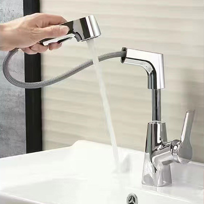Premium Bad-Armatur mit langlebigem Keramikventil und ausziehbarem Sprühkopf; modernes, hygienisches Design.