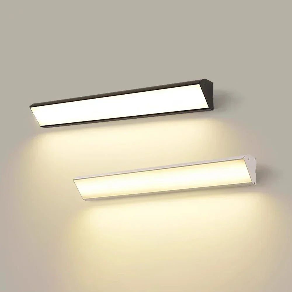 Weiße, energieeffiziente LED-Außenwandleuchte, wetterfest für Balkon und Garten, moderne Beleuchtung.