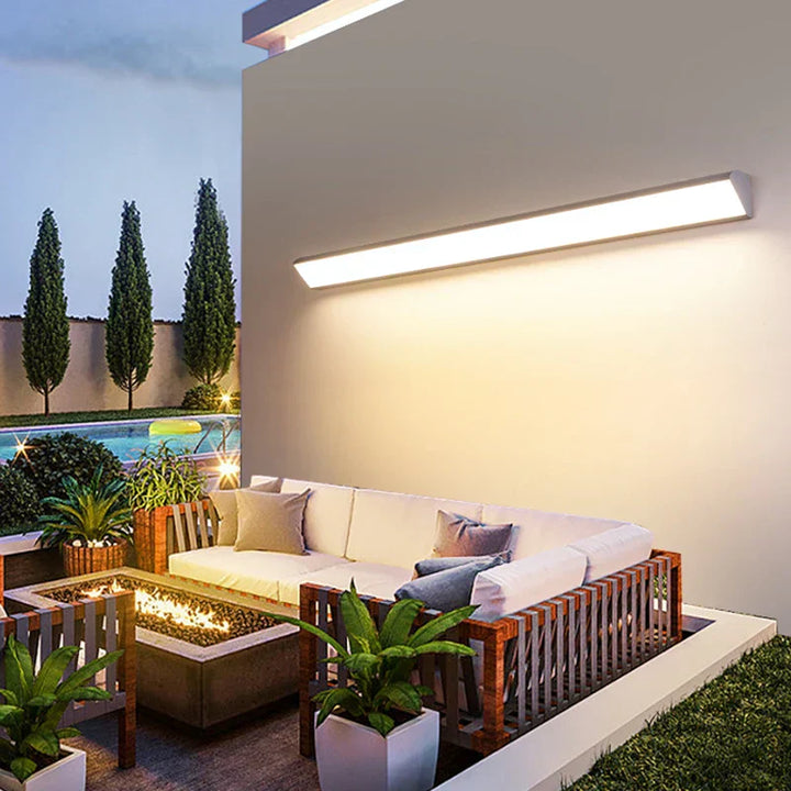Robuste LED-Außenlampe in Schwarz, wasserdicht (IP65) für Wandmontage, perfekt als Terrassen- oder Balkonlicht.