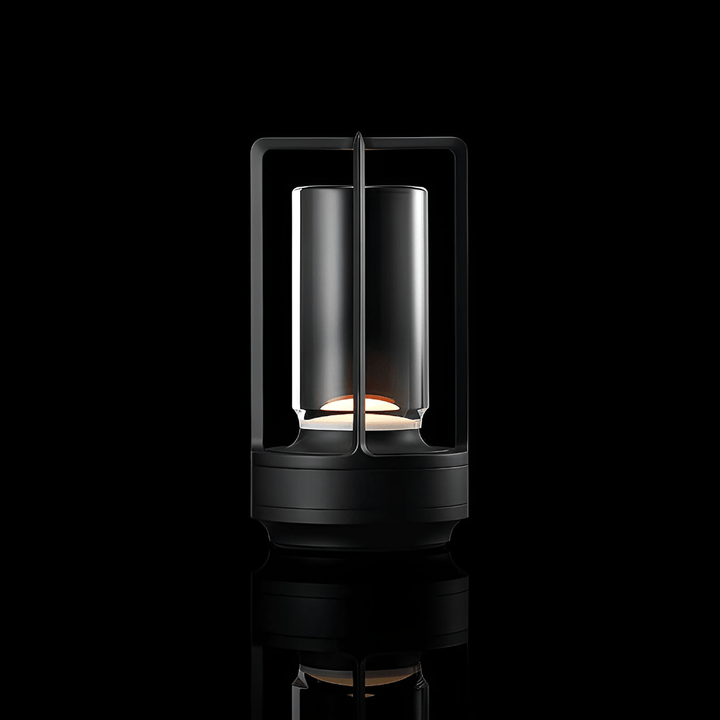 Silberne LUMIPORT Akku-Tischlampe, wasserdicht, kabellos, dimmbar, stilvolle Beleuchtung für Innen- & Außenbereiche.