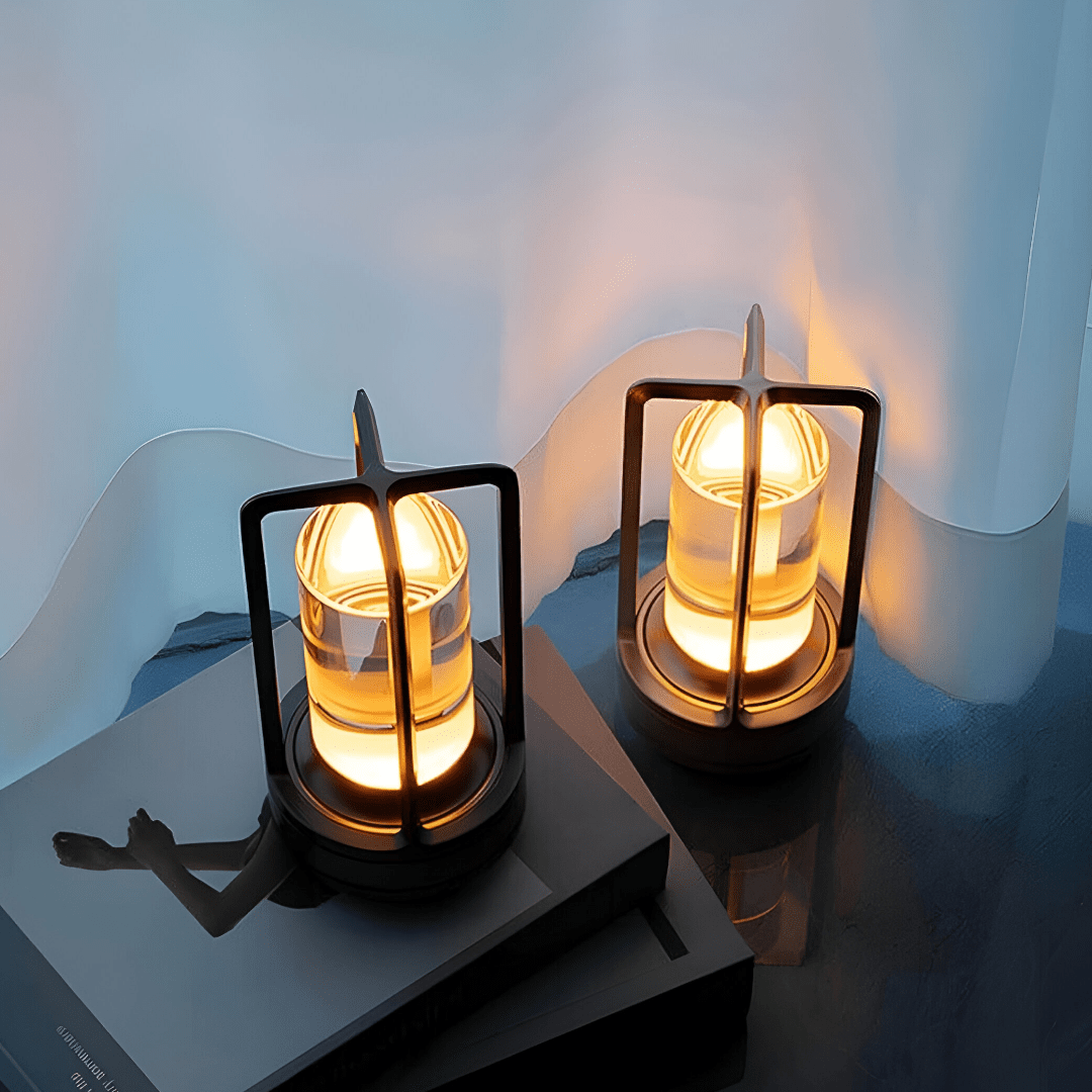 Stilvolle silberne LUMIPORT Akku-Tischlampe, tragbar & wasserdicht, dimmbar, ideal für Garten und Wohnzimmer.