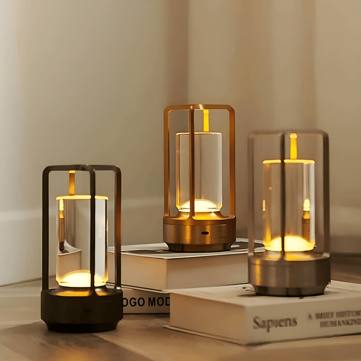 Vielseitige LUMIPORT Tischlampe, wasserdicht & tragbar, dimmbar, ideal für Innen- & Außenbeleuchtung, kabellos.