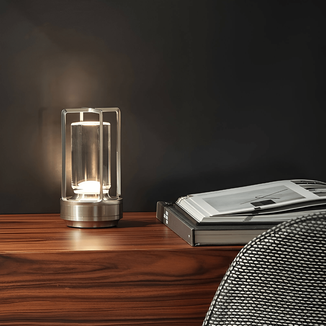 Goldene LUMIPORT LED-Lampe, modern, tragbar, wasserdicht, dimmbar, für flexible Innen- & Außenbeleuchtung.