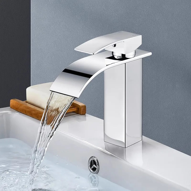 Moderne Wasserfall Waschtischarmatur aus Edelstahl für Ihr Badezimmer, elegant & funktional.