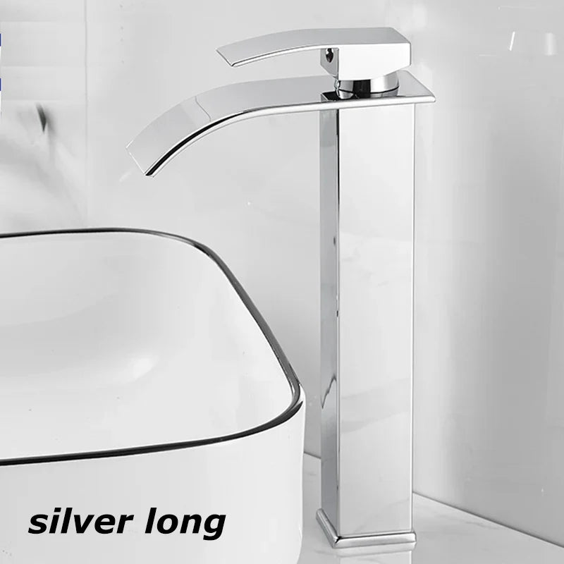 Exklusive Design-Waschtischarmatur aus Edelstahl mit Wasserfallfunktion für gehobene Badgestaltung.