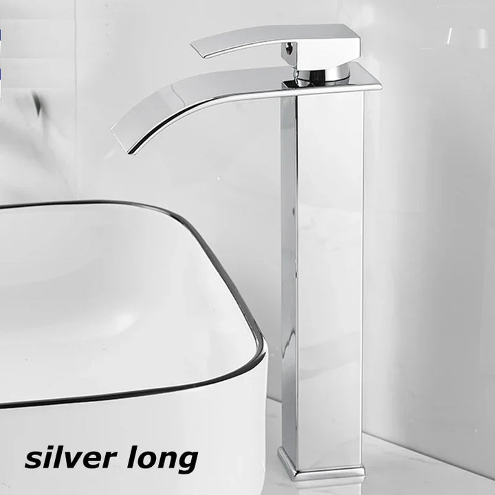 Exklusive Design-Waschtischarmatur aus Edelstahl mit Wasserfallfunktion für gehobene Badgestaltung.