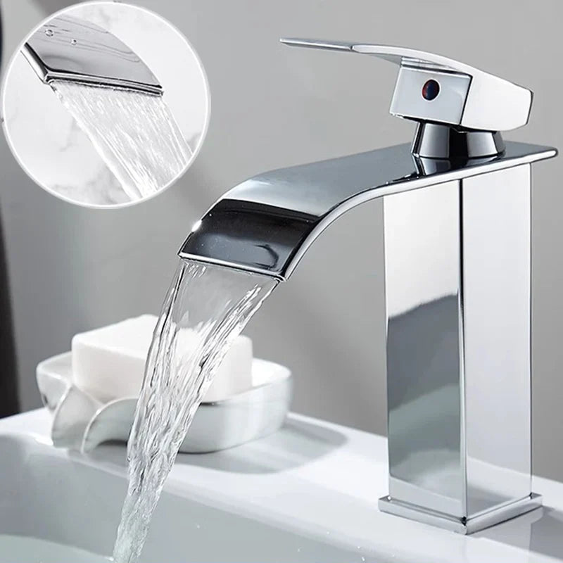 Elegante Einhebelmischer-Armatur mit Wasserfall-Auslauf aus Edelstahl für ein modernes Bad.