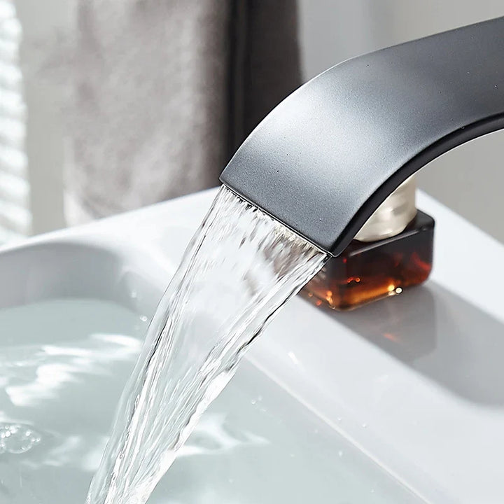 Design Waschtischarmatur Edelstahl, Wasserfallhahn, Einhebelmischer für modernes Badezimmer.