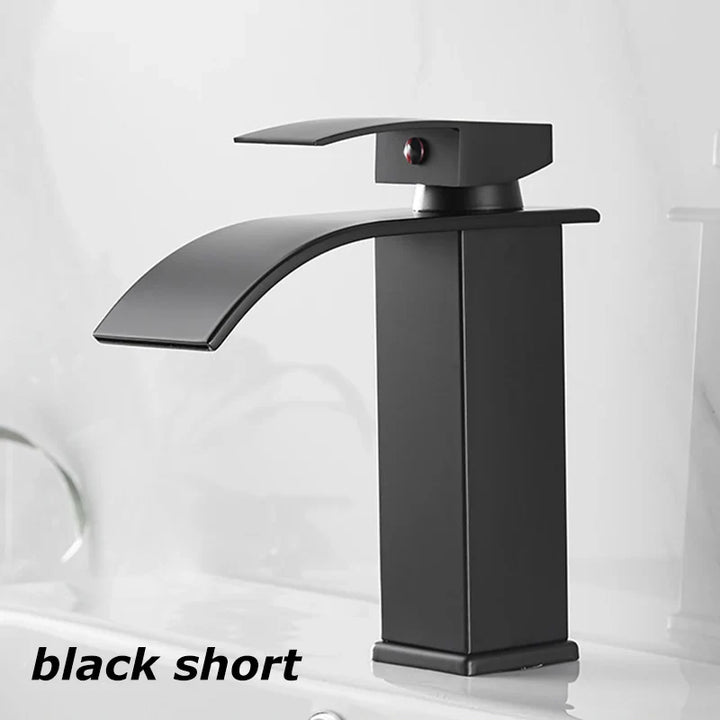 Zeitgemäße Wasserfall Waschtischarmatur aus gebürstetem Edelstahl, vielseitig für jedes Bad.