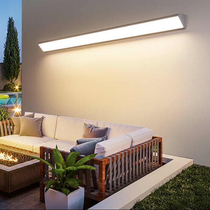 Moderne, wetterfeste LED-Wandleuchte aus Aluminium für stilvolle Außenbeleuchtung an Hauswand oder Terrasse.