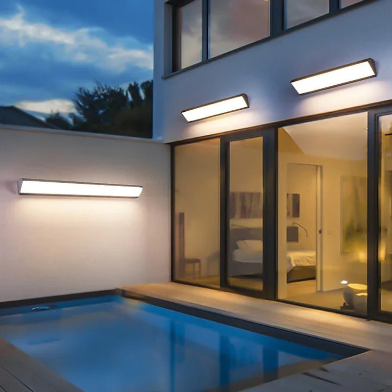 Energieeffiziente LED-Außenlampe als Wandleuchte montiert, spendet warmes Licht für Garten und Terrasse.