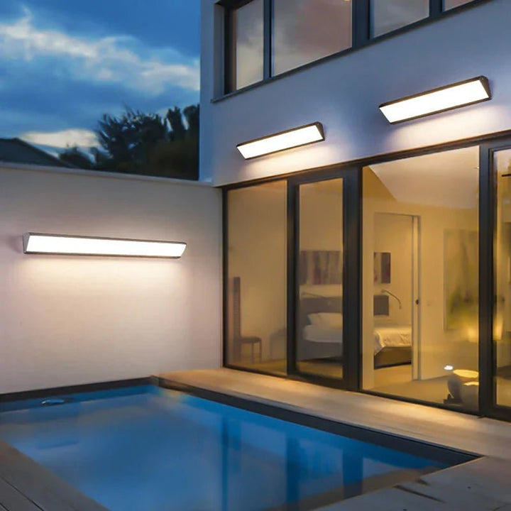 Energieeffiziente LED-Außenlampe als Wandleuchte montiert, spendet warmes Licht für Garten und Terrasse.