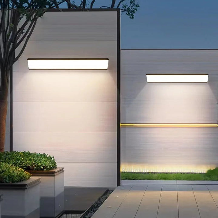 Elegante, wetterfeste LED-Wandleuchte aus gebürstetem Aluminium, ideal für moderne Außenbeleuchtung.