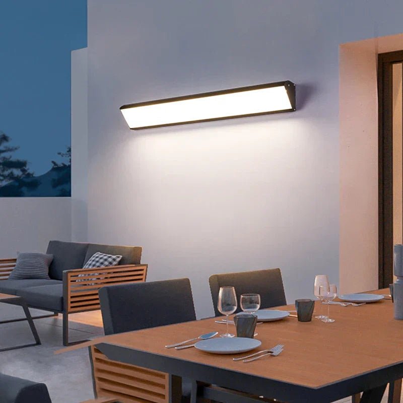 Schlanke, moderne LED-Wandleuchte für effektvolle Außenbeleuchtung, perfekt als Terrassen- oder Gartenlicht.