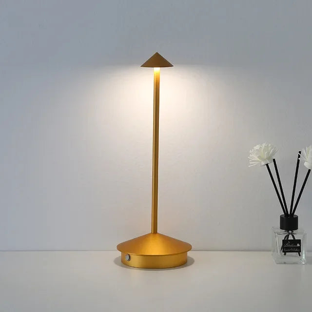 Moderne, wiederaufladbare LED Tischlampe mit Touch-Dimmfunktion für stilvolle, kabellose Innenbeleuchtung.