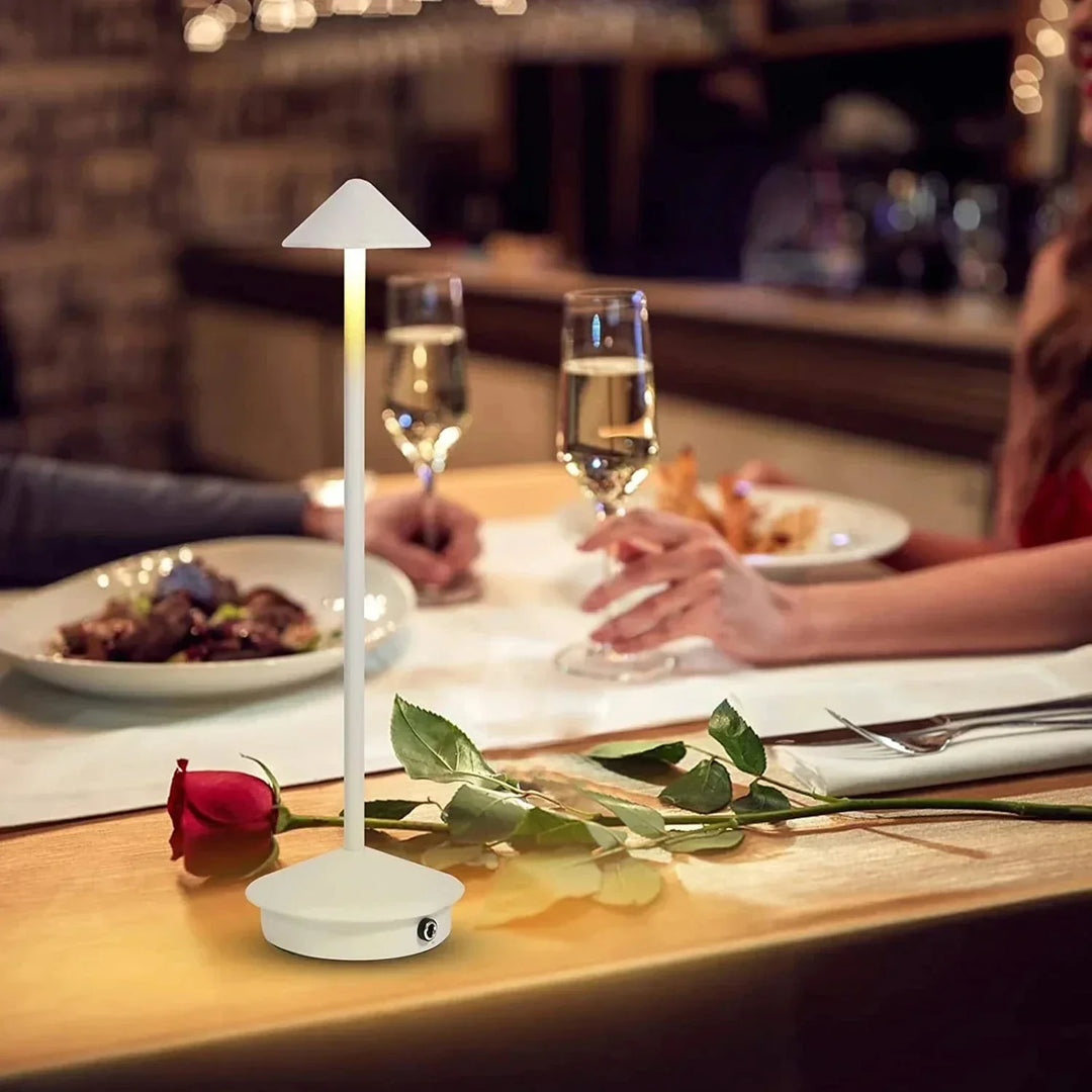 Elegante wiederaufladbare LED Tischlampe mit Touch-Dimmer, ideal als moderne Schreibtisch- oder Barbeleuchtung.