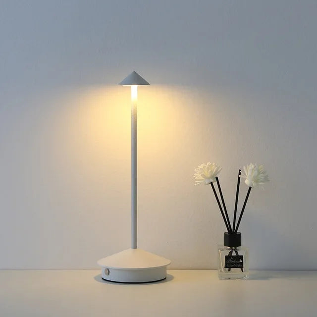 Stimmungsvolle LED Tischlampe, wiederaufladbar, dimmbar per Touch, kabellos für gemütliche Esszimmer- oder Bar-Atmosphäre.