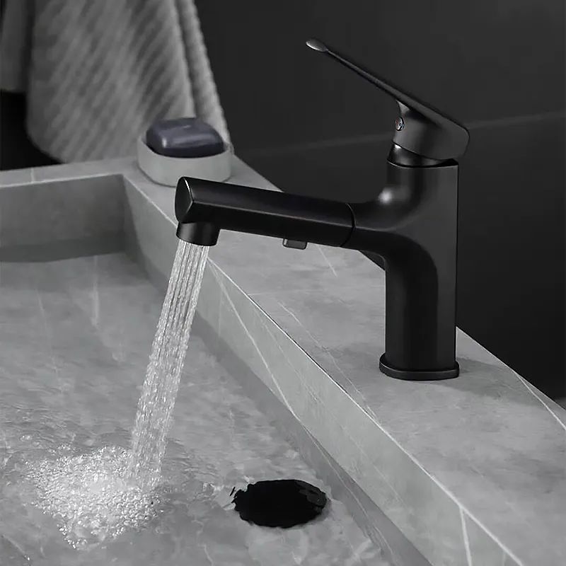Moderner ausziehbarer Einhebel Badewasserhahn für Badewannen. Stilvolle Badezimmerarmatur mit flexiblem Auslauf.