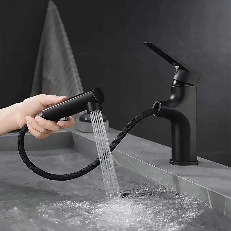Flexibler Einhand Badewasserhahn mit ausziehbarem Brauseschlauch für mehr Komfort im modernen Badezimmer.