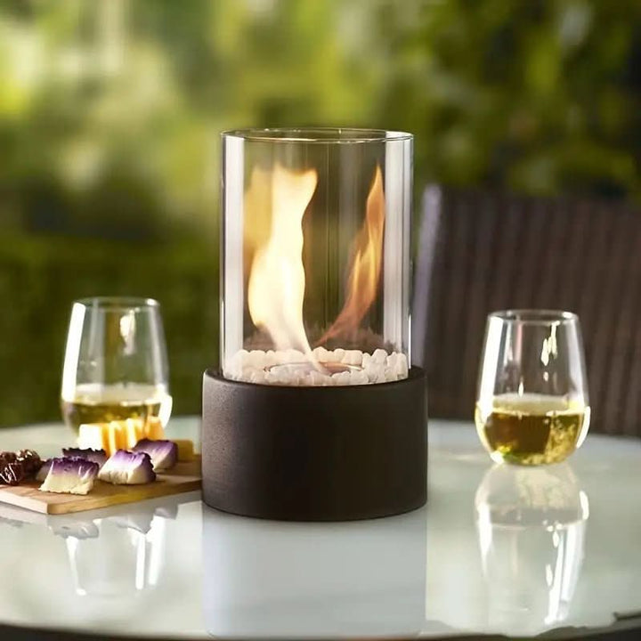 Hochwertiger Bioethanol-Tischkamin. Echte Flammen als Dekoration, bringt moderne Gemütlichkeit in jeden Raum.