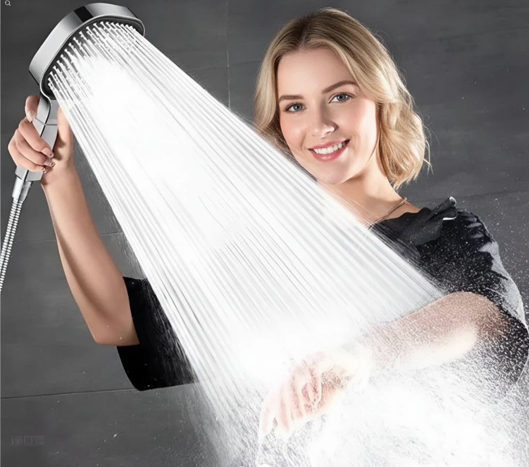 Moderner, druckverstärkender Duschkopf in Silber für intensives Duscherlebnis; Badaccessoire mit Wasserfilter.