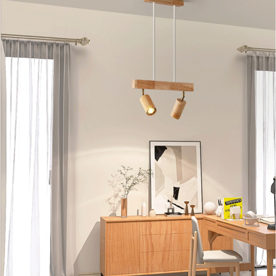 Verstellbare EcoLux Holz-Deckenlampe, energieeffizient, für gemütliches Wohnzimmer.