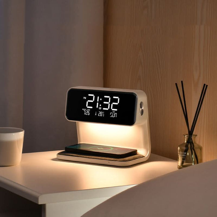 Moderner LCD-Wecker mit Dimmfunktion, kabellosem Laden und LED-Nachttischlampe für Schlafzimmer.