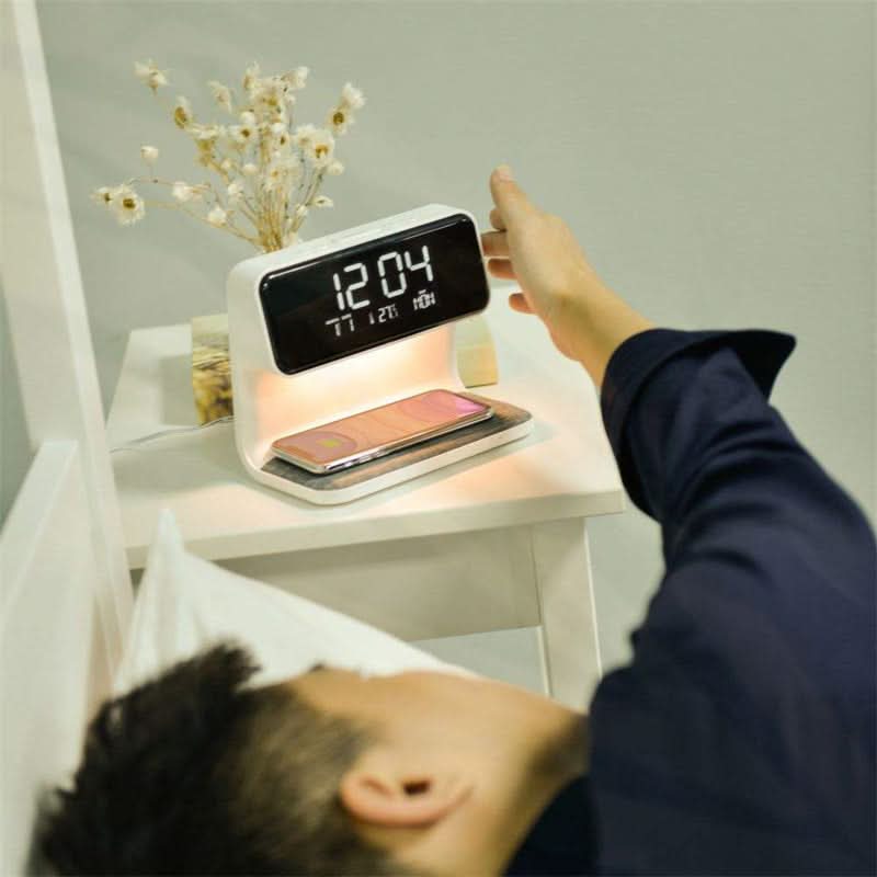 Multifunktionaler LCD-Wecker als Nachttischlampe & kabellose Ladestation in modernem Schlafzimmer.
