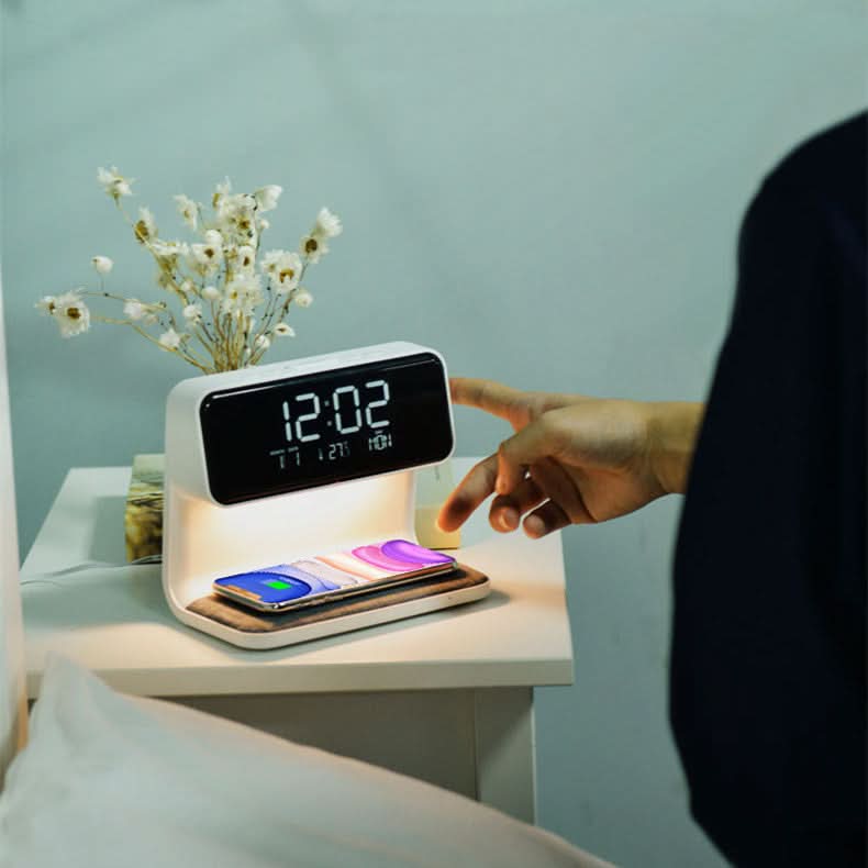 Eleganter, moderner Wecker von der Seite, mit LCD-Anzeige, kabelloser Ladefläche und Dimmfunktion.