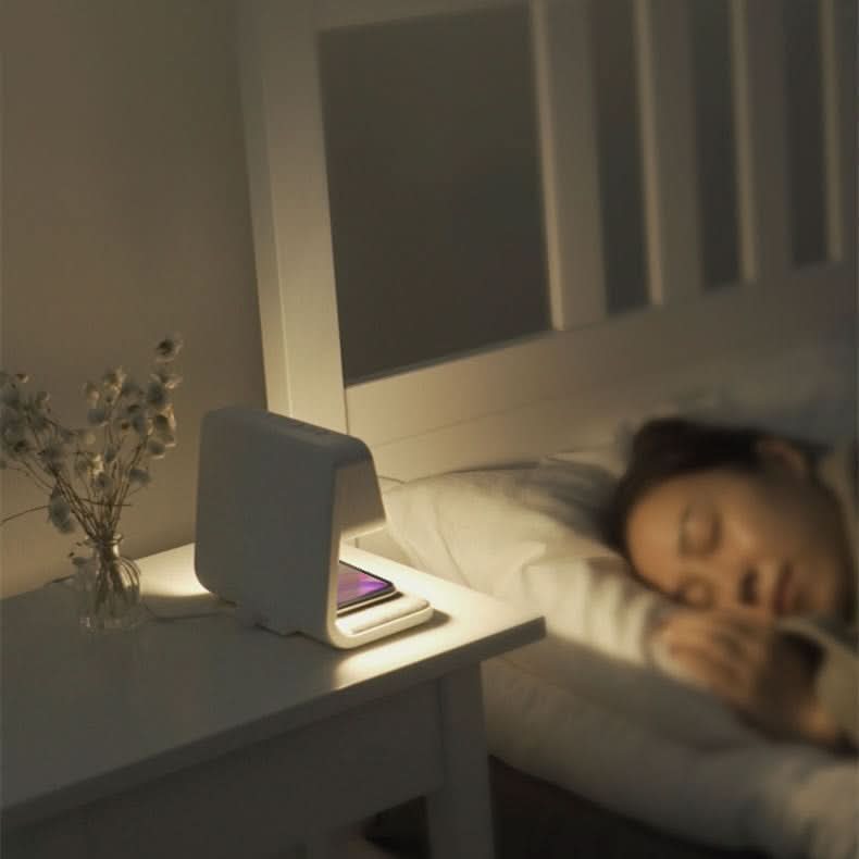 Dimmbarer LCD-Wecker und LED-Nachttischlampe bieten einstellbares Licht. Inkl. kabellosem Laden.