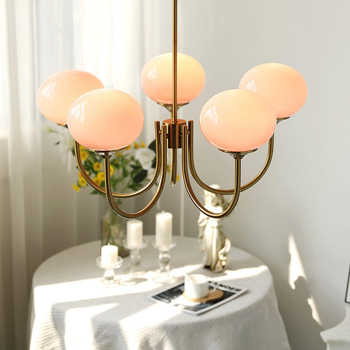 LuxeGlow Kronleuchter im Wohnzimmer, moderne Beleuchtung für eine gemütliche Atmosphäre.