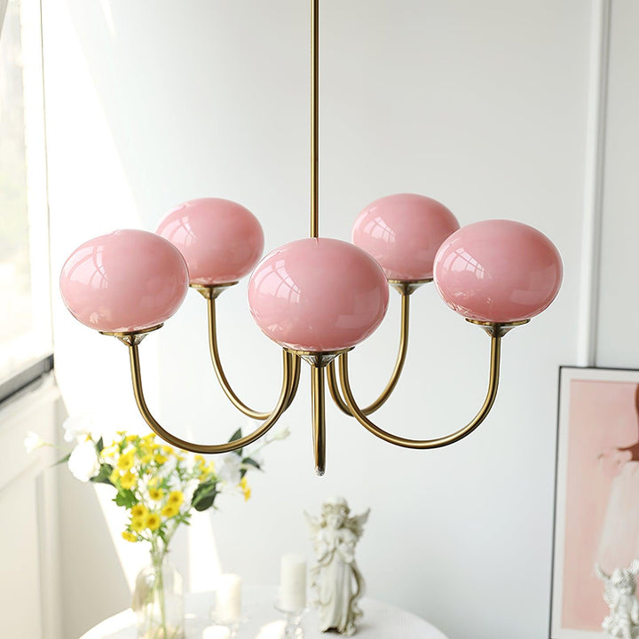 Eleganter LuxeGlow Kronleuchter im Esszimmer, stilvolle Deckenlampe über dem Esstisch.