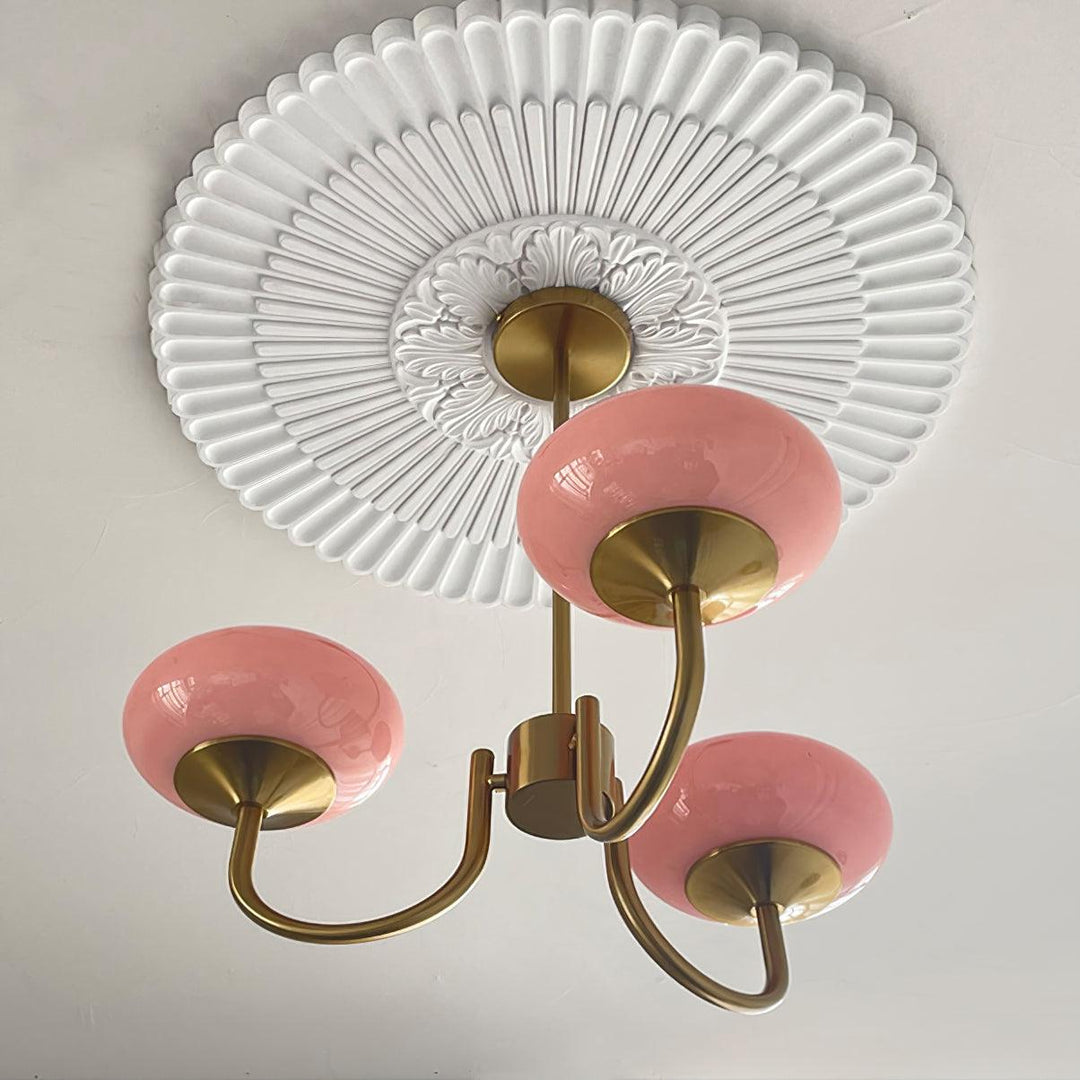 Moderner LuxeGlow Kronleuchter im Schlafzimmer, sanfte Beleuchtung für entspannte Abende.