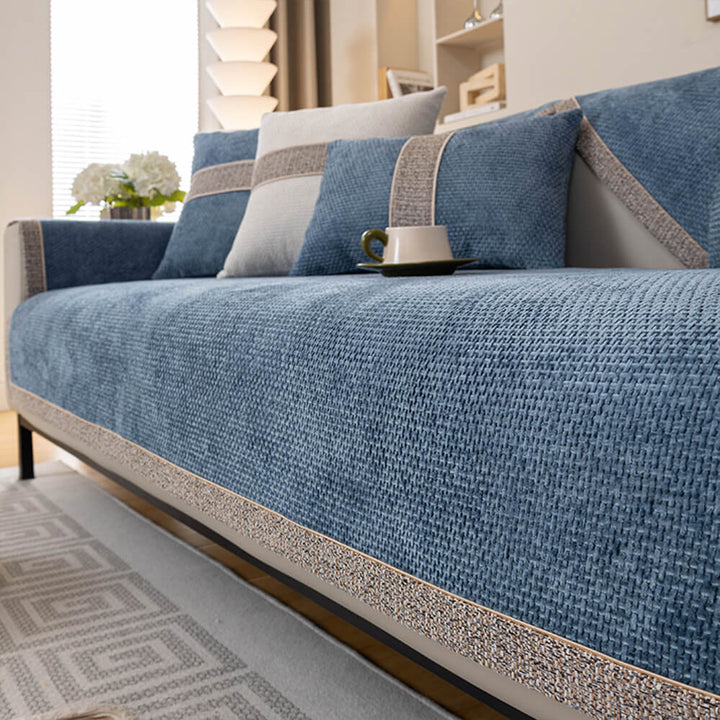 Eng anliegender, moderner Sofaschutzbezug in Schwarz, betont die Form des Sofas und verhindert Verrutschen.