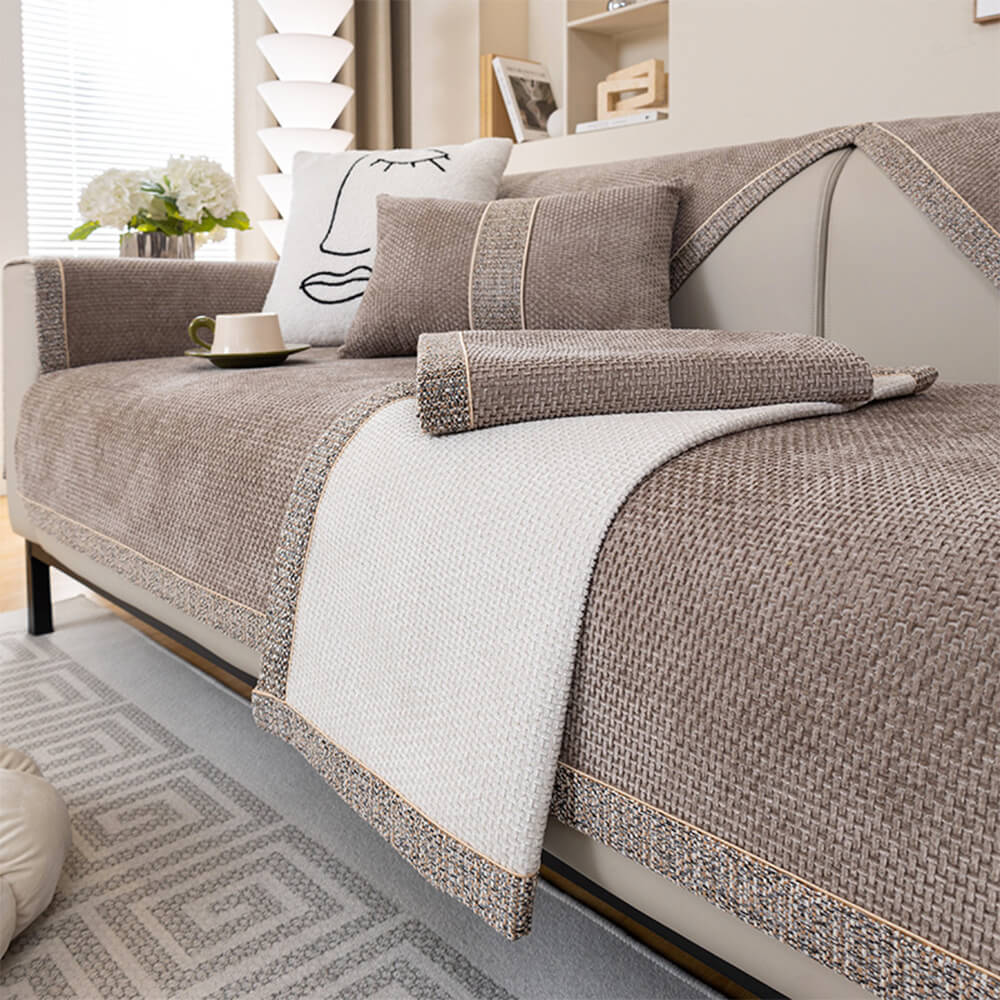 Hochwertiger rutschhemmender Sofaschutzbezug in Beige, ideal für Familien mit Kindern und Haustieren.